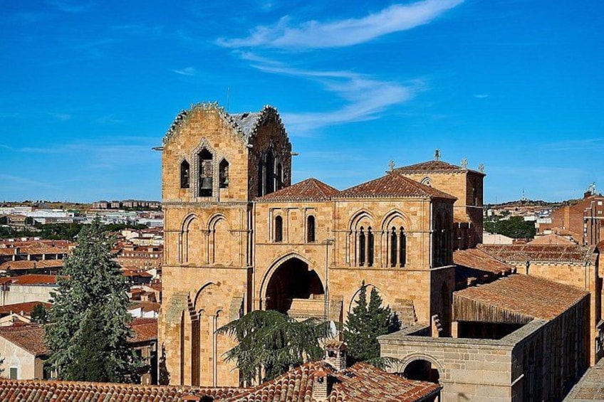Une église historique dotée d’un clocher imposant et d’une entrée en arc de cercle. 5