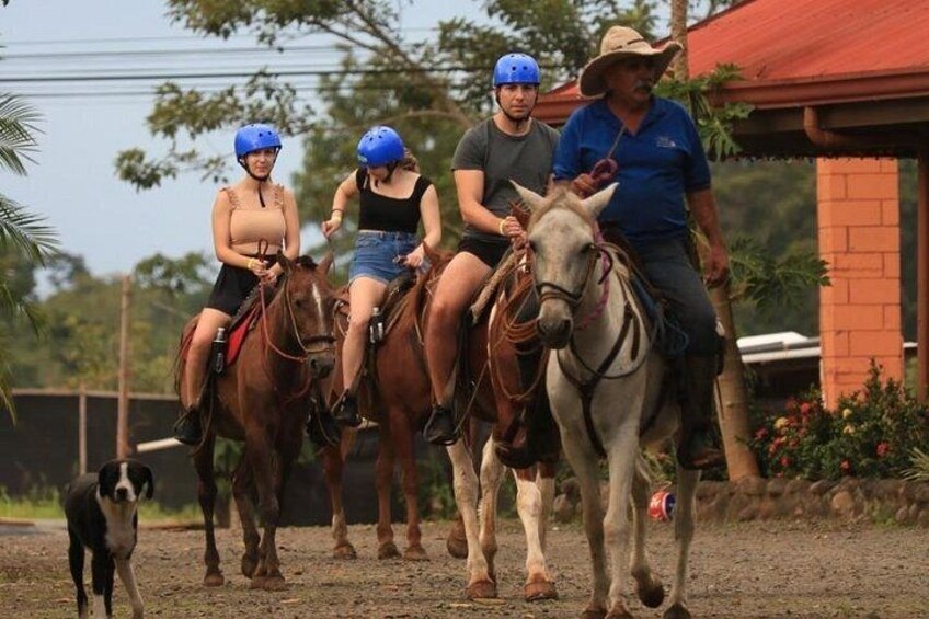 Río Celeste Combo: Water Tubing, Horseback Riding and Lunch. 2
