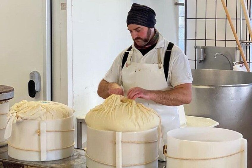 Making the Parmigiano Reggiano DOP 5