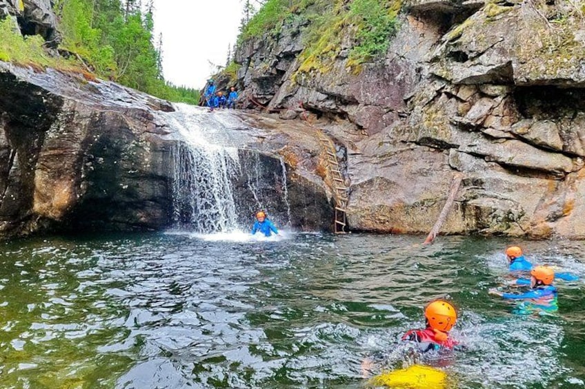 Une cascade, des kayaks et un paysage rocheux. 5