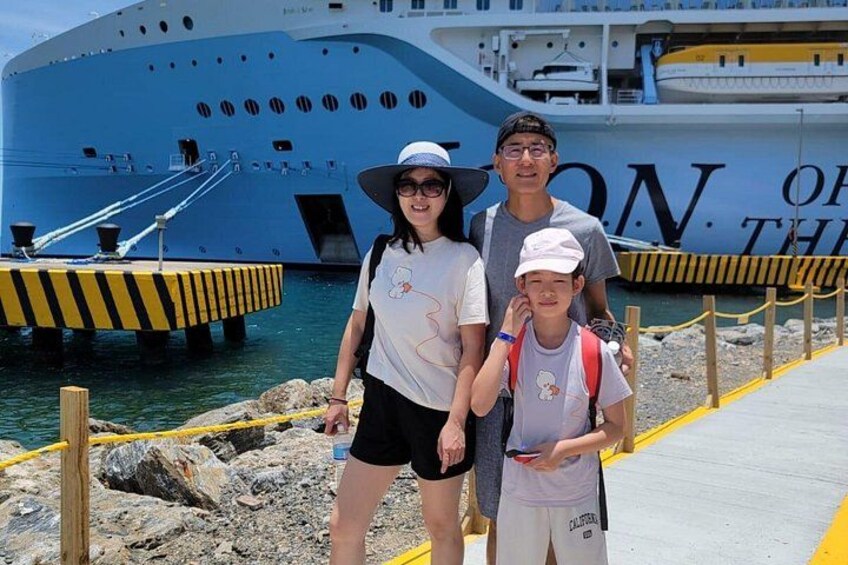Un grand navire de croisière a accosté dans un port équipé d’une jetée et de barrières de sécurité jaunes. 3