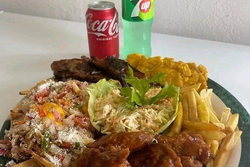 Une assiette de nourriture, une canette de Coca-Cola et une bouteille de Sprite. 2