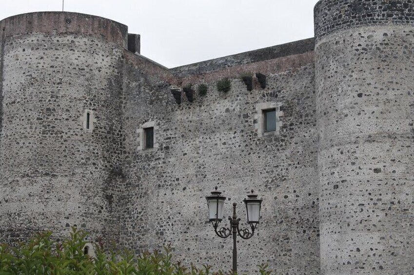 Un castillo de piedra histórico con almenas y una torre central. 5