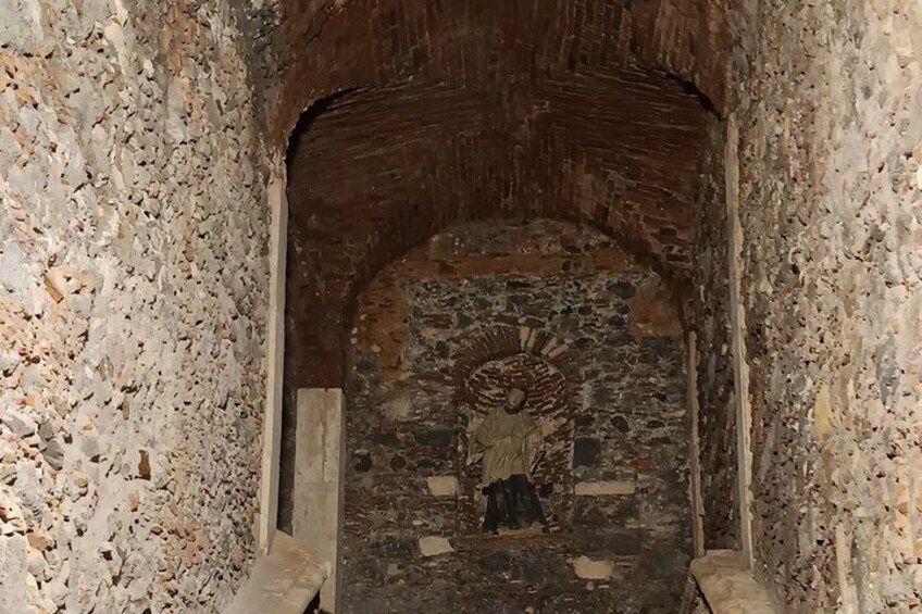 Une arche en pierre ornée d’une mosaïque. 2