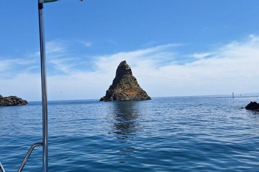 Una isla rocosa en aguas azules tranquilas con cielo despejado. 2
