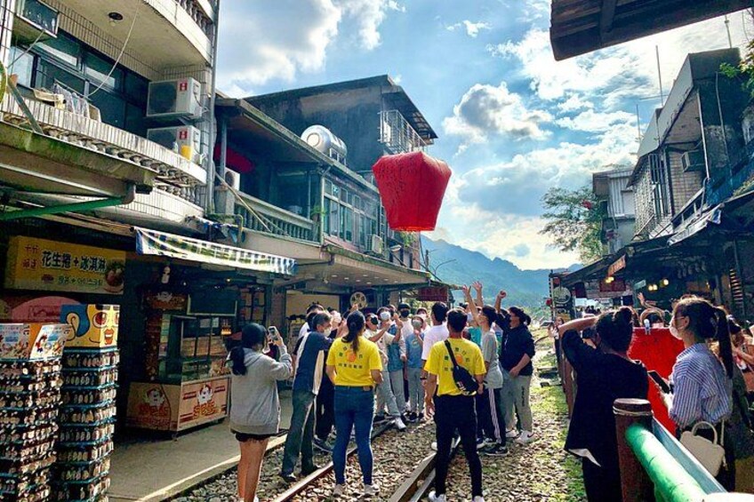 Yehliu & Jiufen & Shifen Day Tour (Departure from Ximending) 4