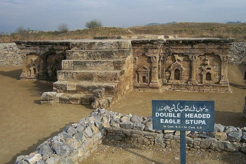 Vestiges antiques avec un panneau indiquant l’emplacement du stoupa de l’Aigle à deux têtes. 3