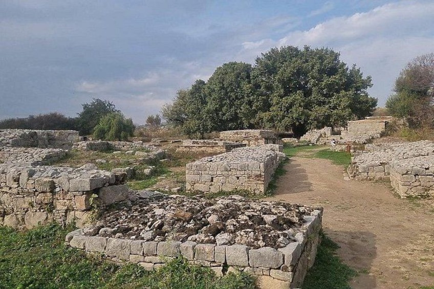 De vieilles ruines en pierre, avec un sentier de terre qui les traverse. 4