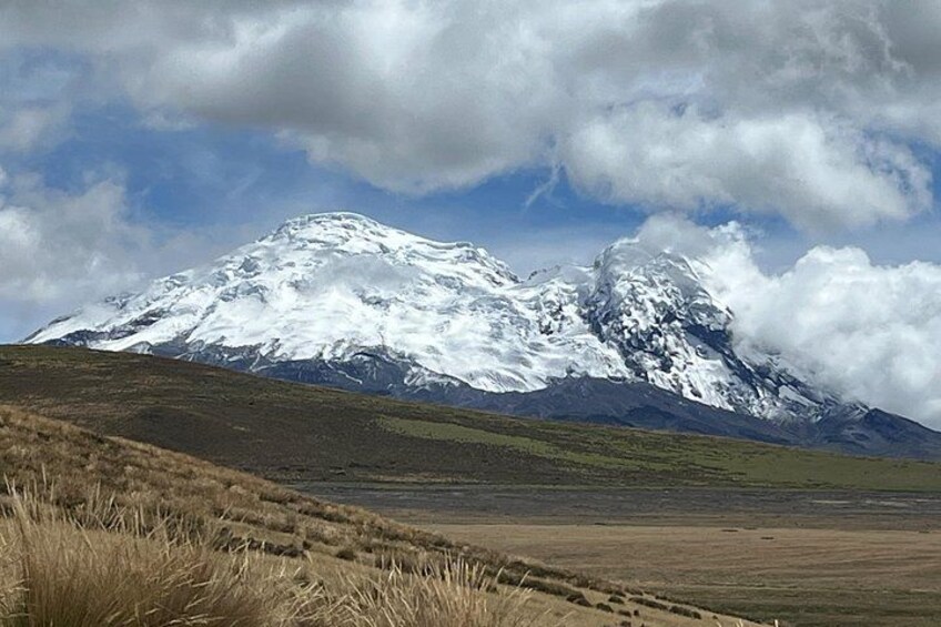 Une chaîne de montagnes enneigées sous un ciel dégagé. 5