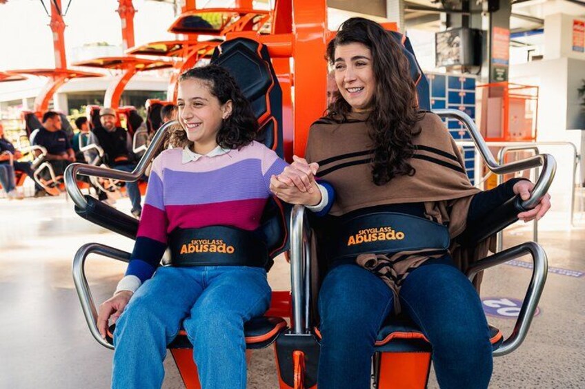 Dos personas en un paseo de atracciones. 3