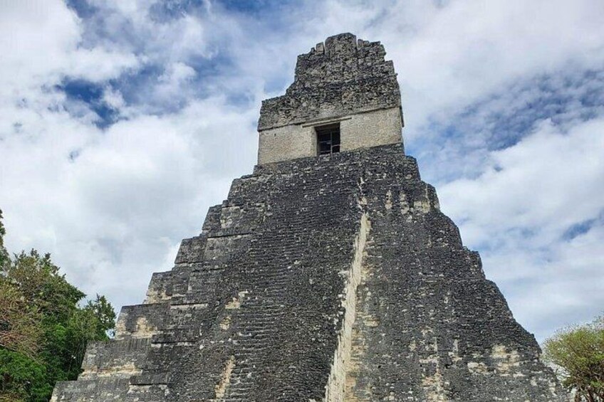 En stor, gammal pyramid med en liten öppning högst upp. 3