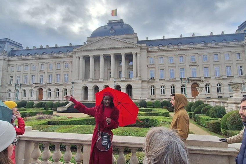 Un bâtiment historique doté de colonnes et d’un dôme, entouré de jardins magnifiquement entretenus. 2