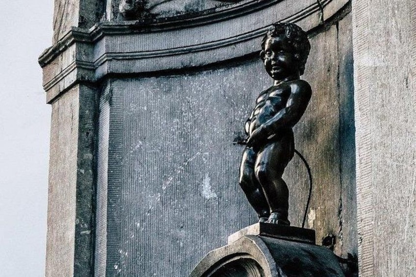 Una estatua de un niño sobre un pedestal. 2