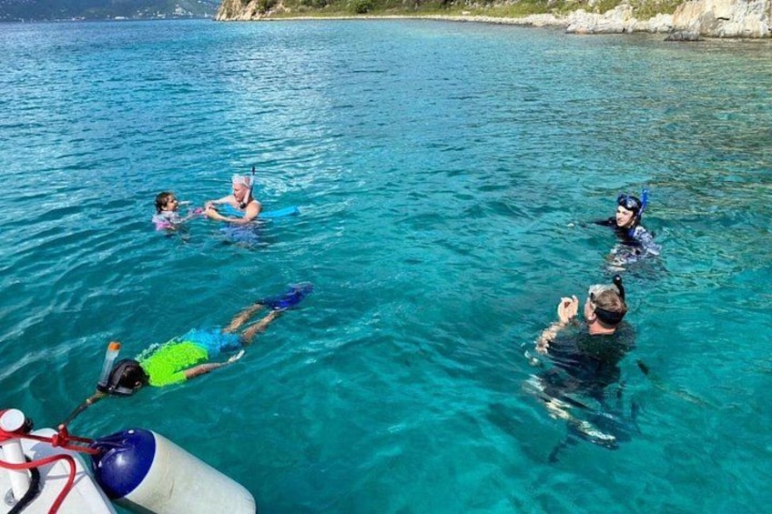 Folk snorkler i krystalklart blåt vand. 2