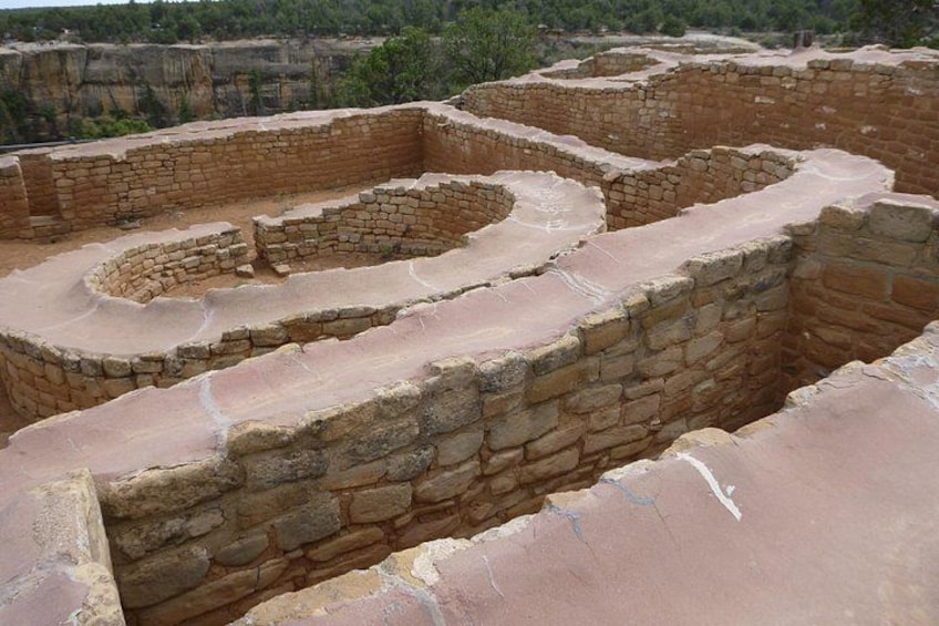 Gamle, terrasserede stenskulpturer. 2