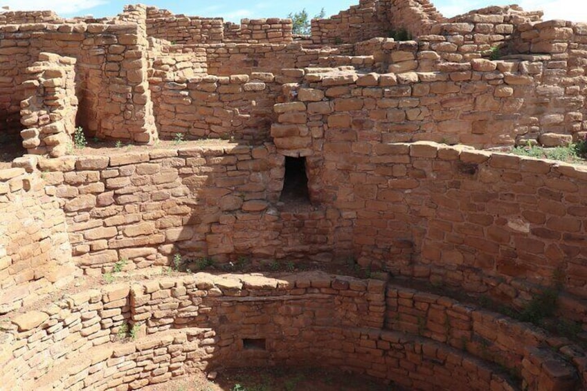 Vestiges d’une ancienne construction en adobe, avec plusieurs niveaux et une porte d’entrée centrale. 5