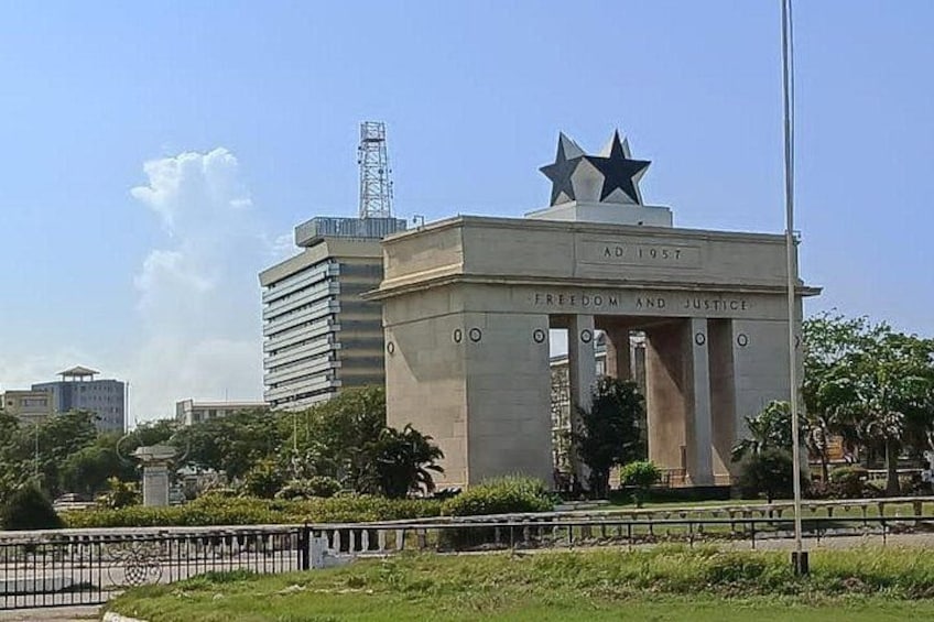 Un monumento con stelle e l'iscrizione 'Freedom and Justice' sotto un cielo sereno. 1