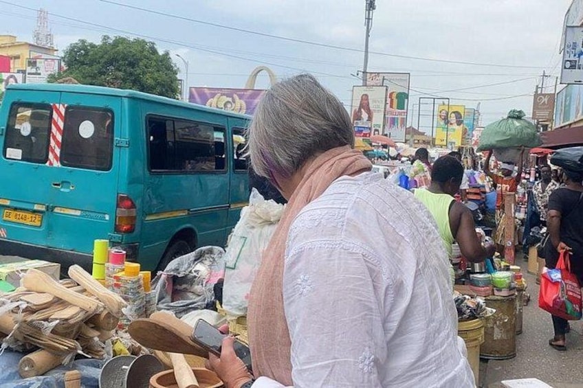 Un mercato vivace con un furgone color turchese, oggetti in legno e svari articoli. 2