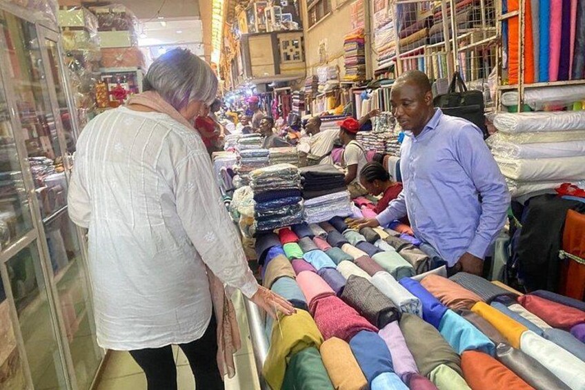 Un mercato con diverse tessiture esposte. 4
