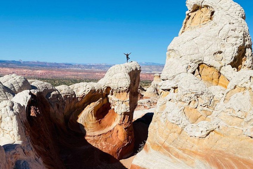 Een canyon met een persoon op een rotsformatie. 3