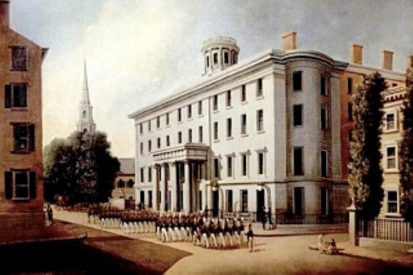 En historisk byggnad med kolonner, ett kyrktorn och en grupp människor i uniform. 2