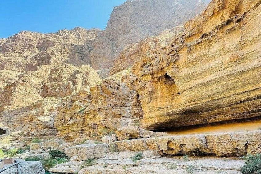 Un cañón rocoso con formaciones rocosas sedimentarias en capas. 1