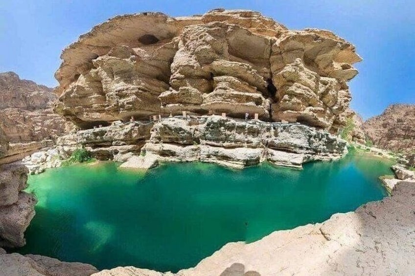 Formación rocosa natural con una piscina turquesa en su base. 3