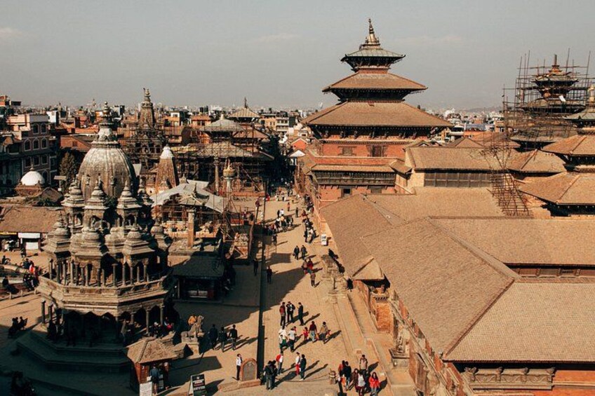 Un complejo histórico de templos con múltiples pagodas, una gran estupa central y edificios circundantes. 5