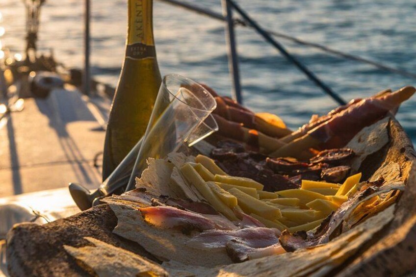 Private Asinara and La Pelosa Sunset Sailing Tour 4