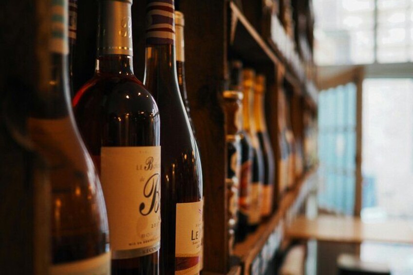 Una hilera de botellas de vino en un estante de una tienda. 2