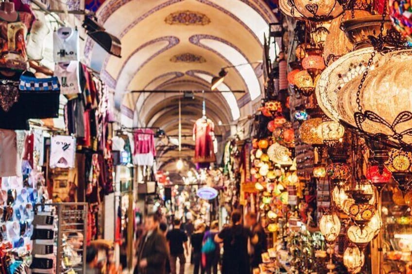 Un mercato al chiuso vivace, con numerosi banchi che vendono tessuti e oggetti decorativi. 3