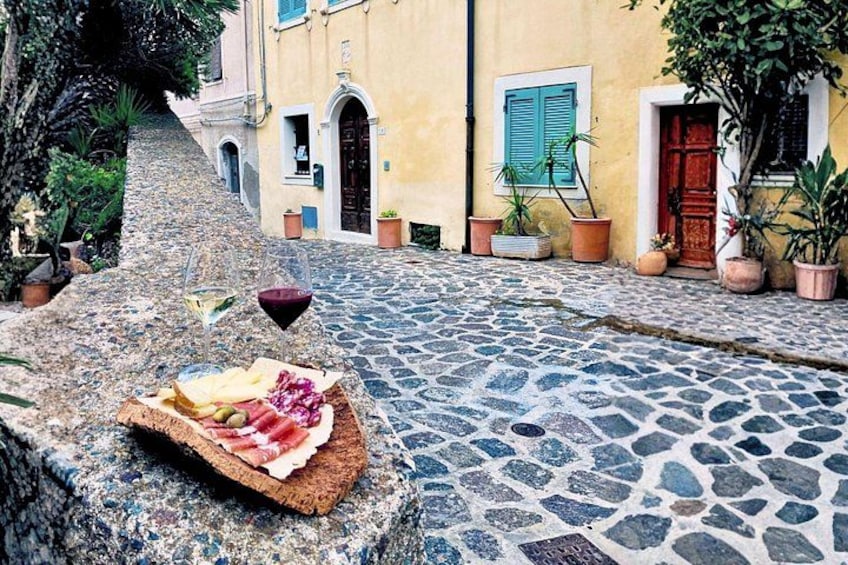 Castelsardo old town tour with aperitif 5