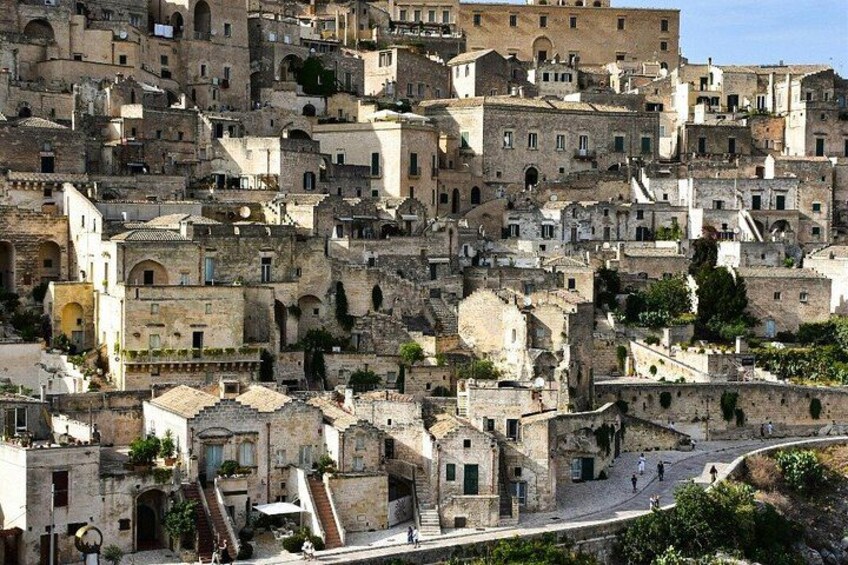 Un pueblo histórico con calles estrechas y edificios de piedra tradicionales, muy concurrido. 5