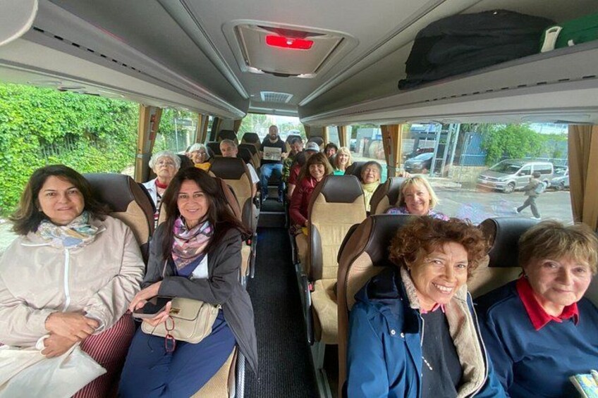 Un grupo de personas sentadas en un tren. 2