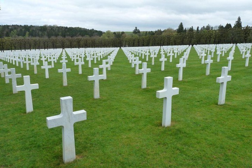 Ein Friedhof mit Reihen weißer Kreuze. 2