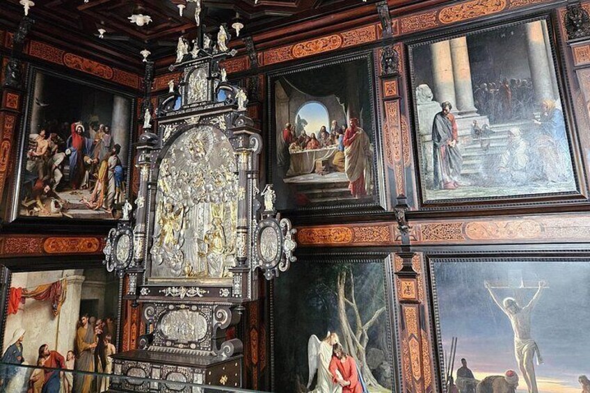 Et udsmykket alter med religiøse malerier og skulpturer. 3