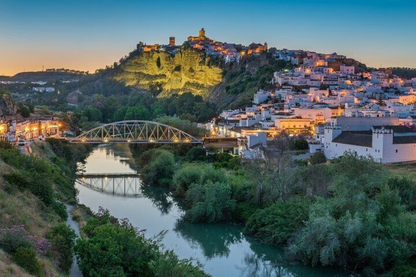 Una cittadina con un fiume, un ponte e un castello in collina. 2