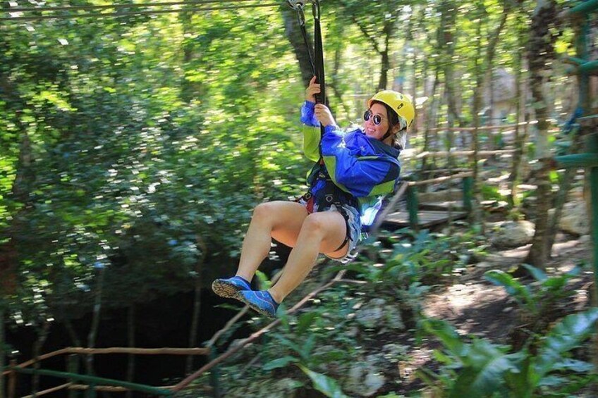 Una persona che sfreccia su una zipline attraverso una foresta. 3