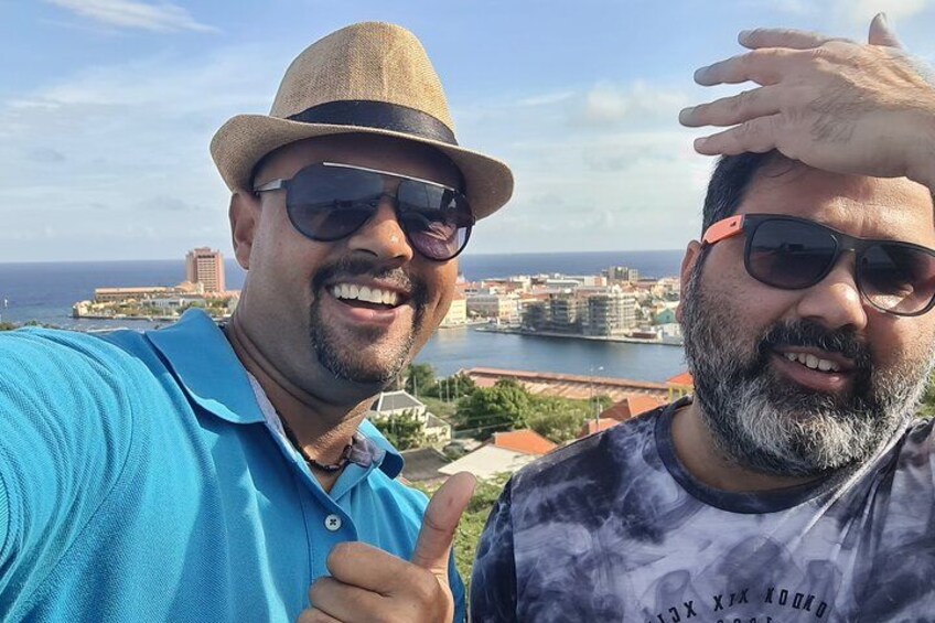 Due persone si fanno un selfie con uno skyline costiero sullo sfondo. 4