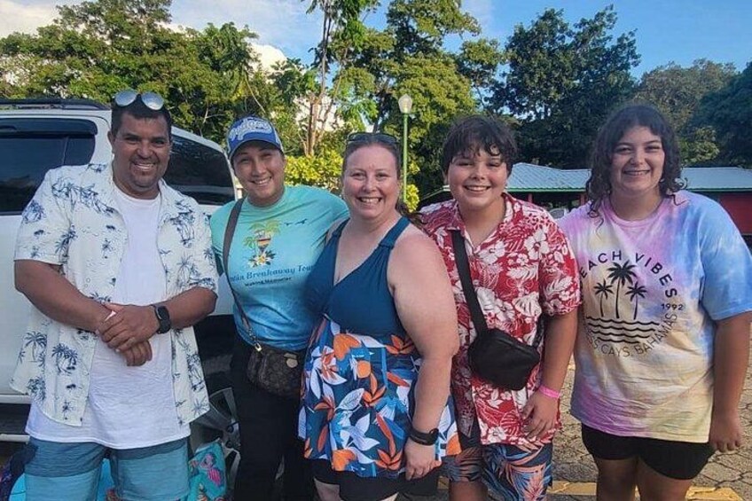 Un groupe de personnes se tient à l’extérieur, peut-être sur une plage ou dans un parc. 3