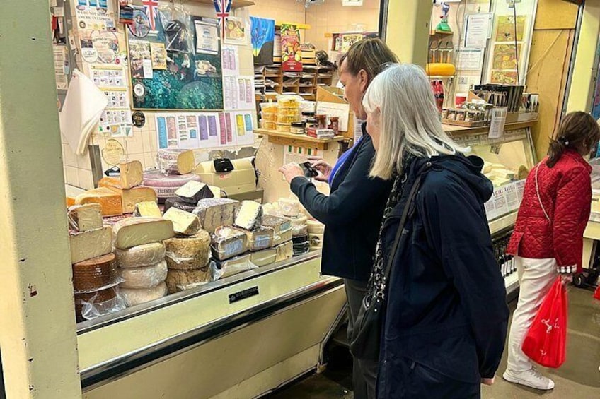 Une fromagerie où l’on peut admirer une variété de fromages et où les clients peuvent les regarder et choisir. 2