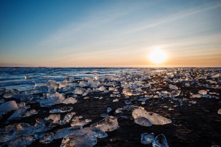 Paesaggio ghiacciato con iceberg sparsi sotto un cielo al tramonto. 5