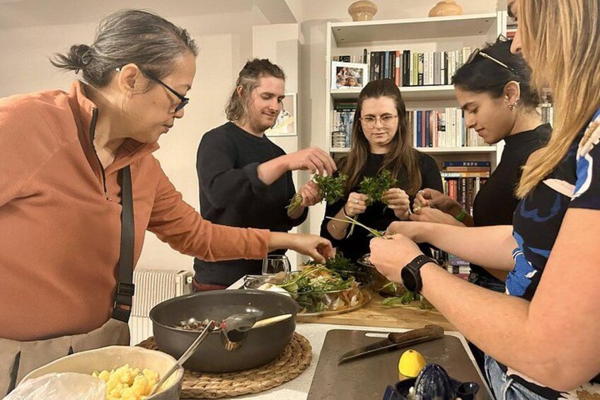 Un gruppo di persone prepara cibo in cucina. 5