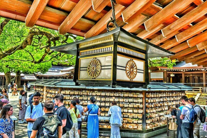 Ein traditionelles japanisches Gebäude mit Holzdach und einer zentralen Uhr. 4