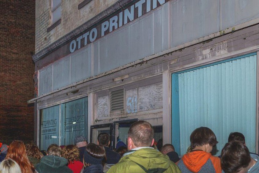 Ein Gebäude mit einem Schild, auf dem 'OTTO PRINTING' steht. 5
