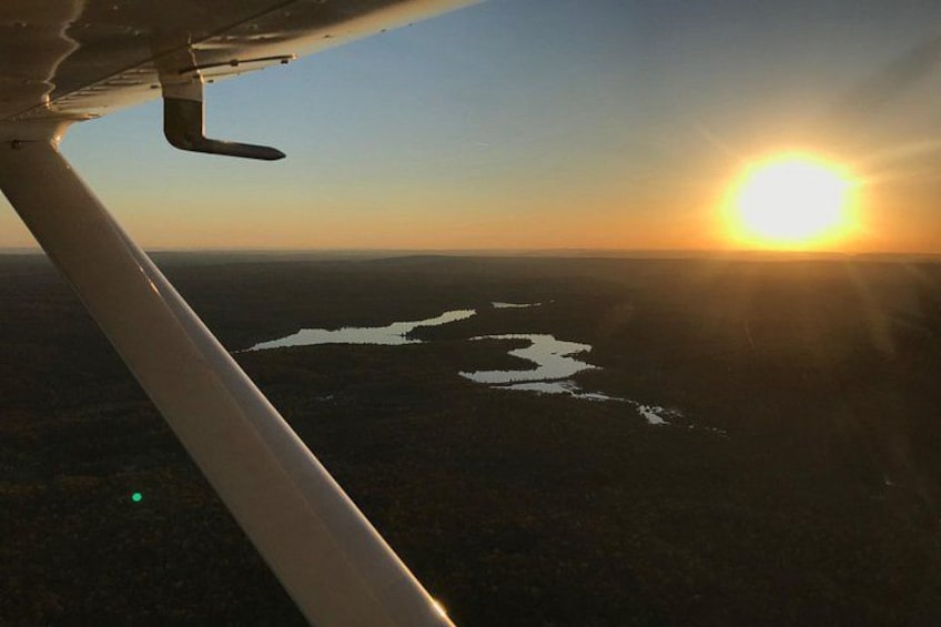 Atardecer sobre un paisaje con cuerpos de agua y cielo despejado. 2