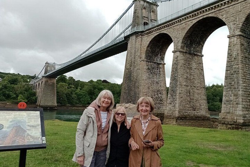 Un pont avec des arches en pierre et une rivière. 2