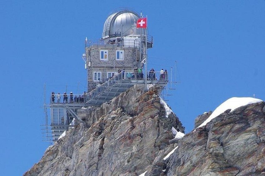 Ein Schweizer Observatorium auf einem Berggipfel bei klarer Himmel. 1