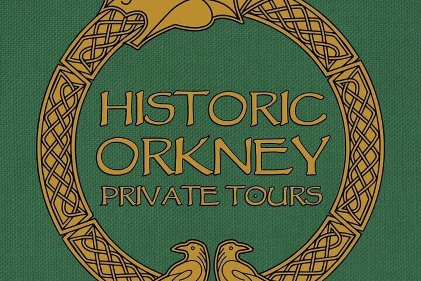 Een cirkelvormig ontwerp met de tekst 'HISTORIC ORKNEY PRIVATE TOURS'. 2