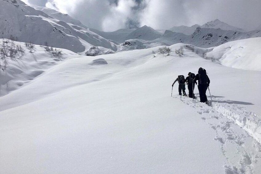 Eine verschneite Berglandschaft mit einer Gruppe Wanderer. 1